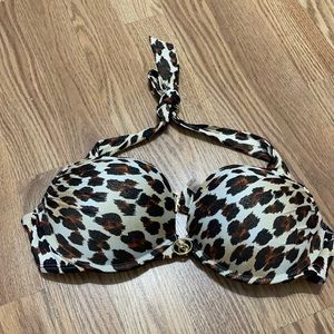 Victoria’s Secret bombshell push-up bra